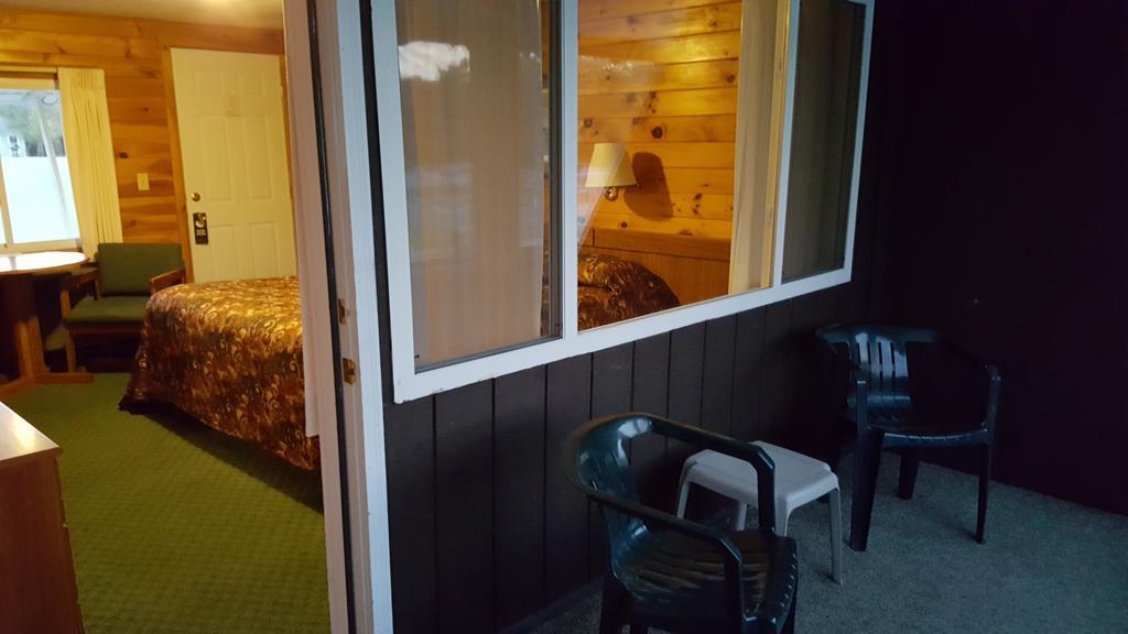 Clark'S Beach Motel Олд-Фордж Экстерьер фото